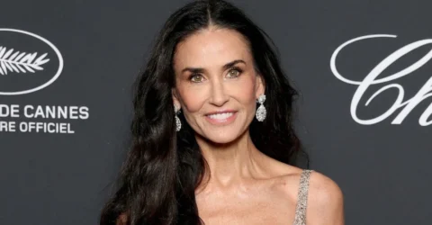 Demi Moore a impresionat la Cannes. Actrița de 63 de ani a defilat într-o rochie argintie.