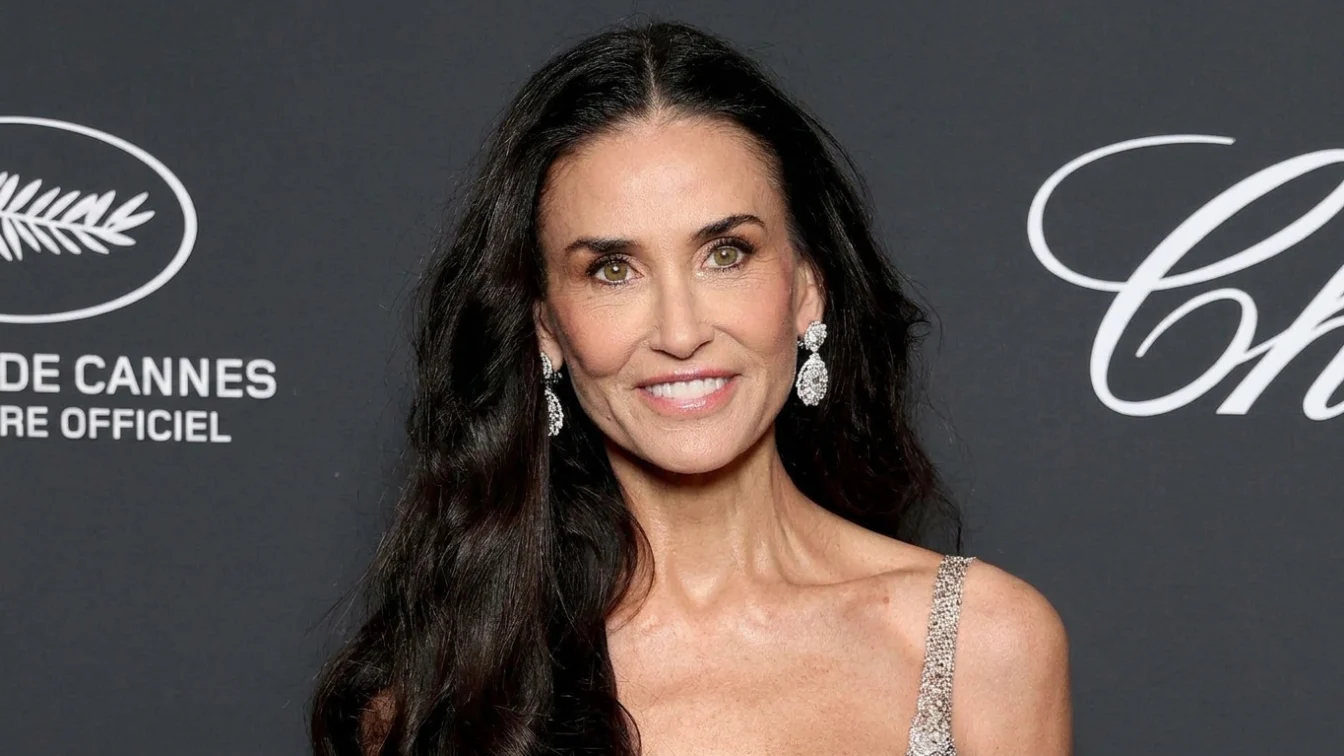 Demi Moore a impresionat la Cannes. Actrița de 63 de ani a defilat într-o rochie argintie.