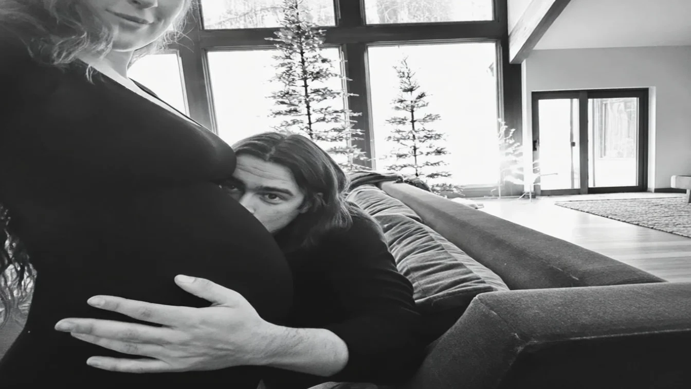 rumer willis boyfriend derek richard thomas kissing baby bump