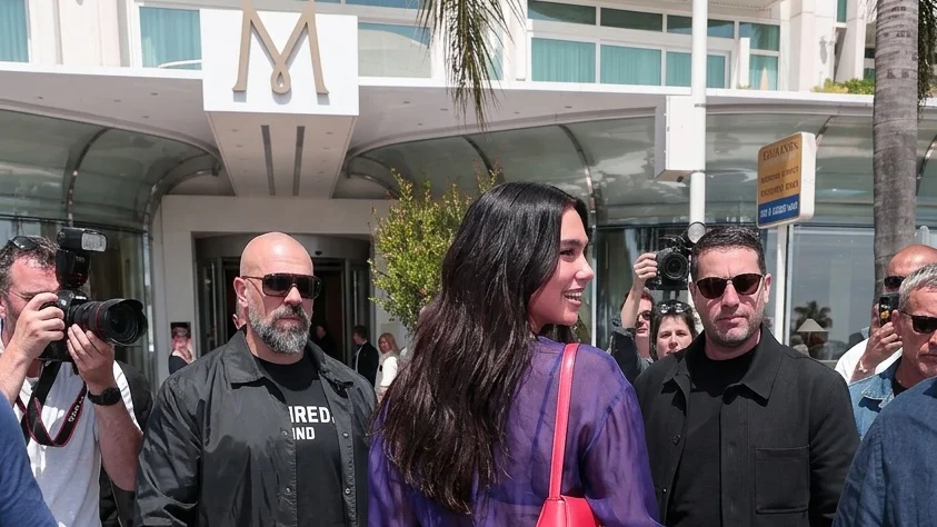 Vestea momentului din modă. Combinația de culori purtată de Dua Lipa schimbă totul