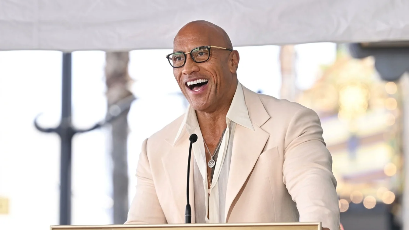 Surpriza uriasa pe covorul rosu. Ce a patit Dwayne Johnson chiar in fata publicului