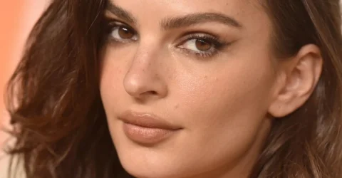 Emily Ratajkowski, criticată pentru un costum de baie decupat. Ce i-au cerut internauții.