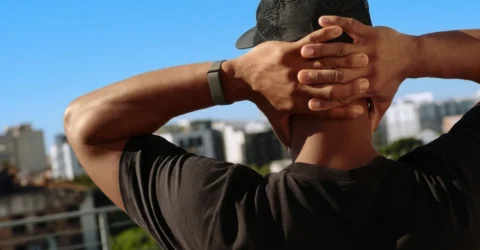 Google lanseaza bratara Fitbit Air la 85 de lire. Fara ecran si cu antrenor virtual