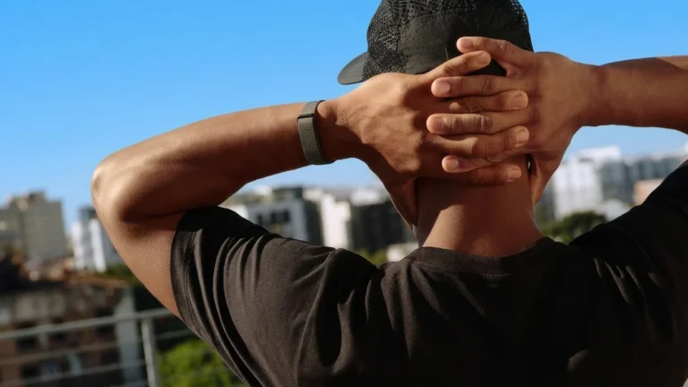 Google lanseaza bratara Fitbit Air la 85 de lire. Fara ecran si cu antrenor virtual