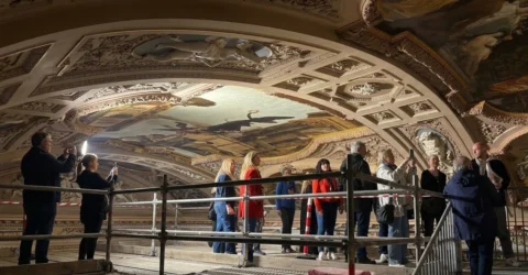 Surpriza uriasa pentru turistii romani. Ce se ascunde pe tavanul celebrului teatru din Viena