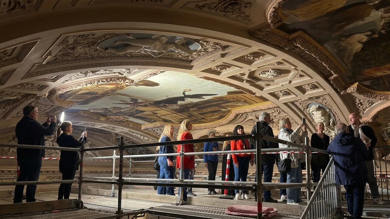 Surpriza uriasa pentru turistii romani. Ce se ascunde pe tavanul celebrului teatru din Viena