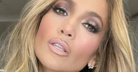 Jennifer Lopez, criticată de fani pe internet pentru poze în costum de baie.