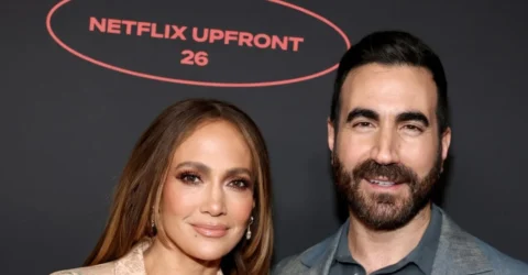 Jennifer Lopez și Brett Goldstein, noua comedie romantică de pe Netflix. Chimia dintre actori.