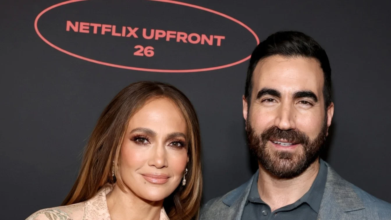Jennifer Lopez și Brett Goldstein, noua comedie romantică de pe Netflix. Chimia dintre actori.