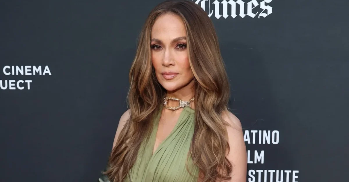 Jennifer Lopez, apariție spectaculoasă la festivalul de film. A primit un premiu important.