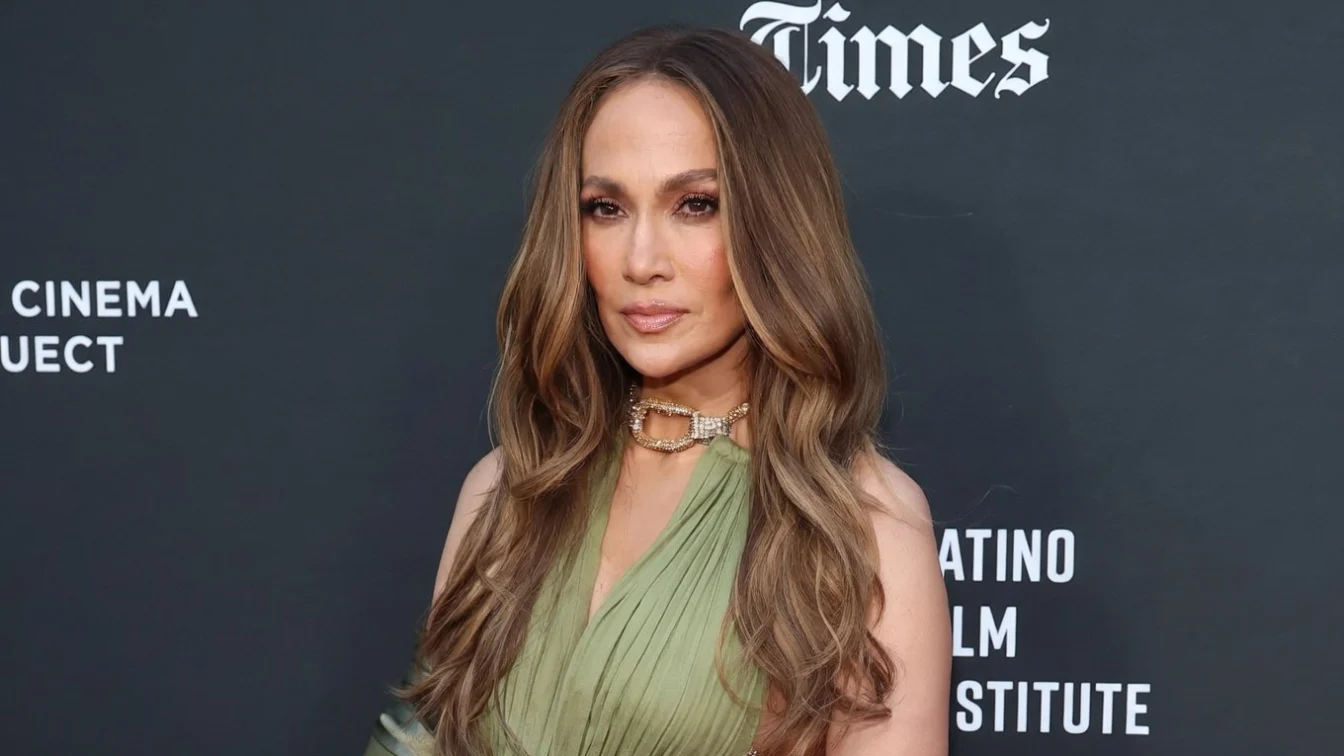 Jennifer Lopez, apariție spectaculoasă la festivalul de film. A primit un premiu important.