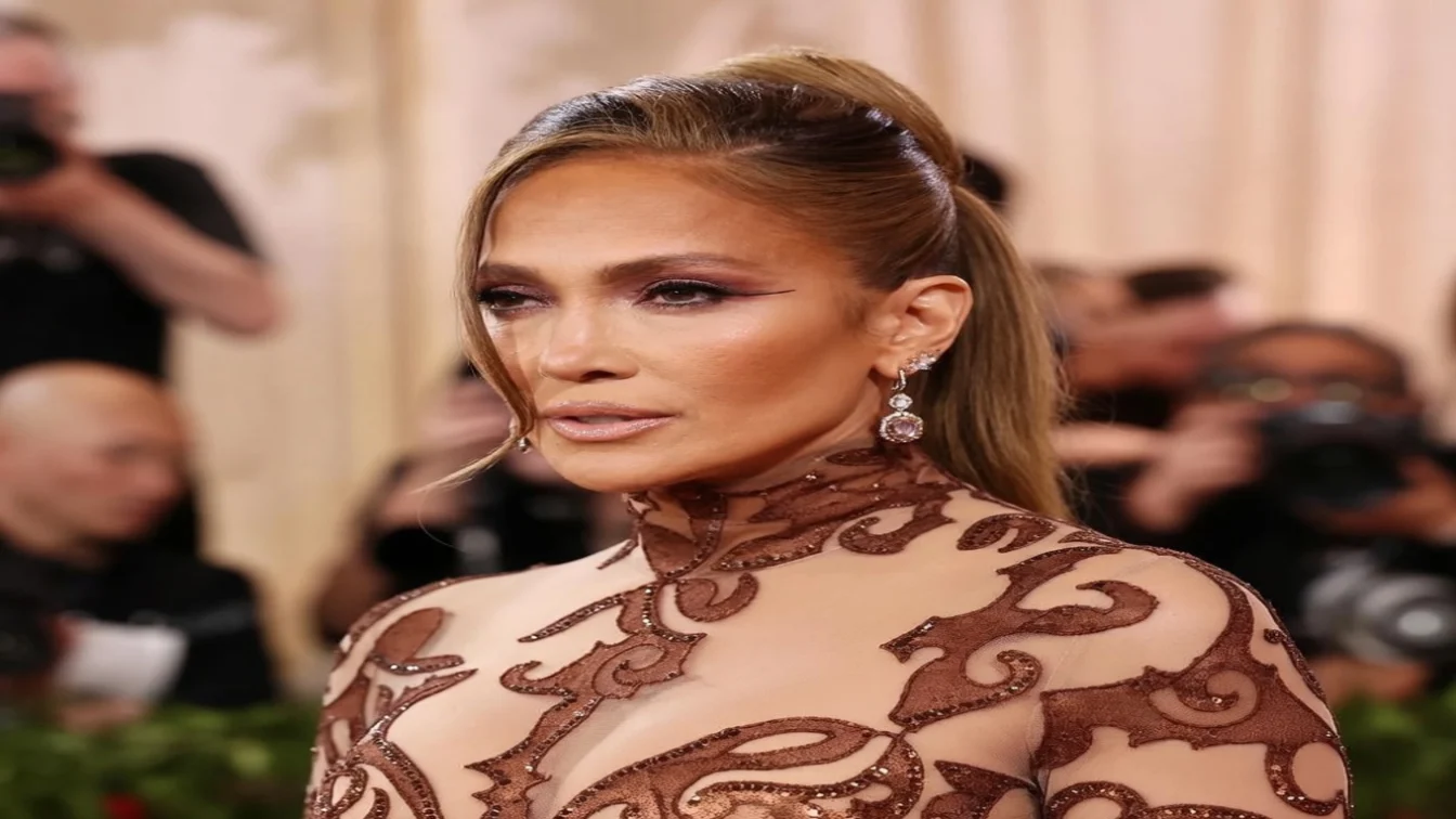 Jennifer Lopez stuns in micro bikini with sun-soaked poolside photo