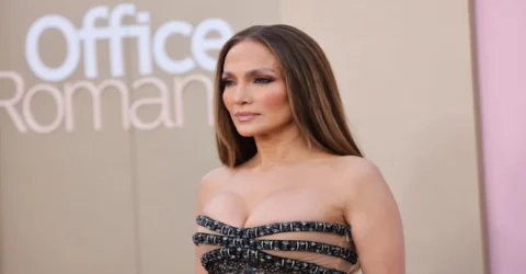 Jennifer Lopez, cu sprâncene estompate pe covorul roșu. O apariție neașteptată.