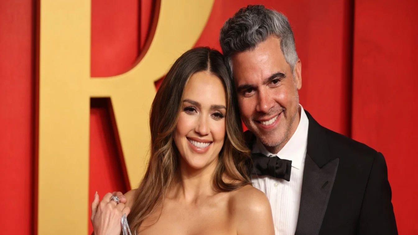 Jessica Alba și fostul soț, Cash Warren, la absolvirea fiicei. Au păstrat distanța.