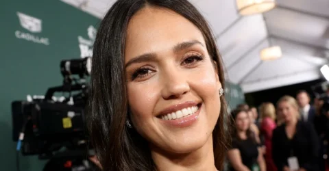 Jessica Alba pozeaza in bikini pe Instagram. Actrita face antrenamente scurte cu burpees
