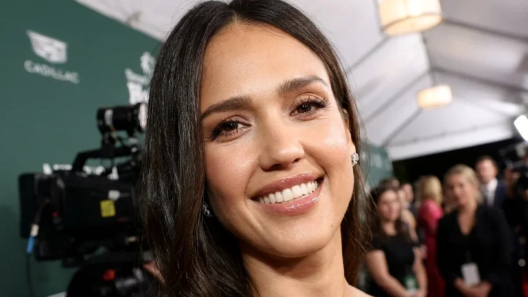 Jessica Alba pozeaza in bikini pe Instagram. Actrita face antrenamente scurte cu burpees