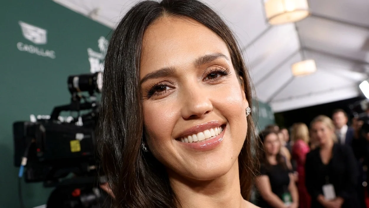 Jessica Alba pozeaza in bikini pe Instagram. Actrita face antrenamente scurte cu burpees