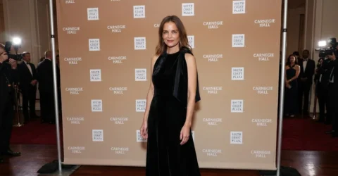 Surpriza uriasa pentru fanele modei. Ce a purtat Katie Holmes la gala de 50 de ani