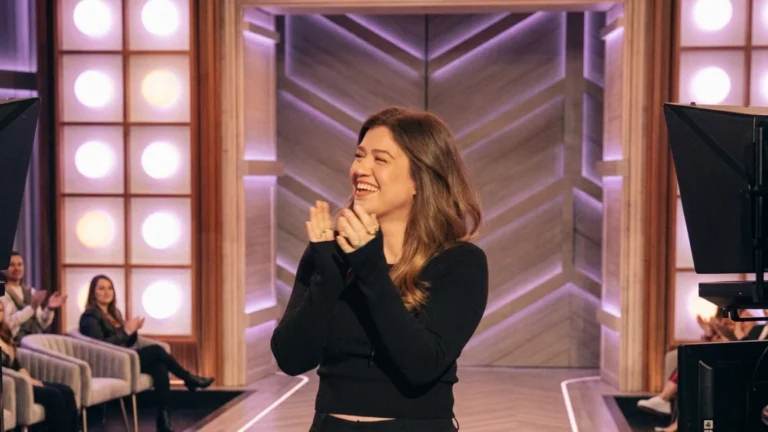 Kelly Clarkson revine la The Voice in sezonul 30. Artista renunta la talk show