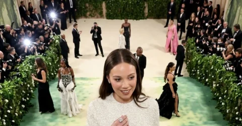 Surpriza uriasa pe covorul rosu. Secretul buclelor perfecte purtate de Laufey la Met Gala