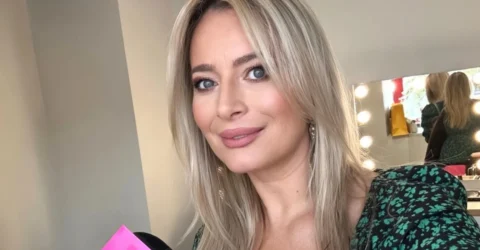 Laura Cosoi a vorbit despre presiunea publică asupra corpului femeilor însărcinate. Actrița va naște al patrulea copil.