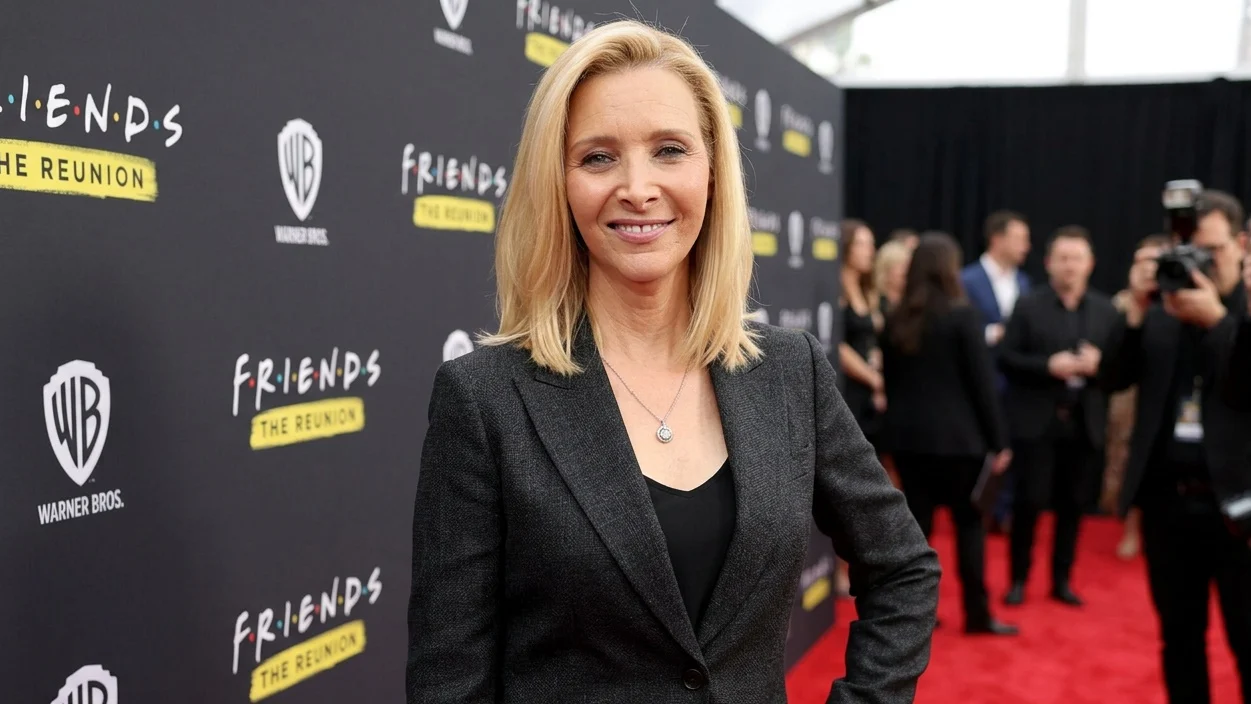 Lisa Kudrow il confrunta pe Andy Cohen in direct. Actrita acuza productia RHOBH de scene regizate