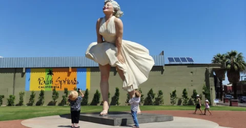 Sute de femei se îmbracă în Marilyn Monroe pentru a doborî un record mondial Guinness. Evenimentul marchează 100 de ani de la nașterea divei.