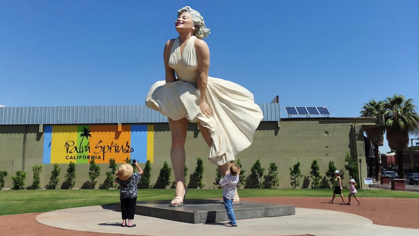 Sute de femei se îmbracă în Marilyn Monroe pentru a doborî un record mondial Guinness. Evenimentul marchează 100 de ani de la nașterea divei.