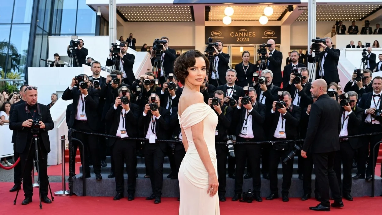 Maura Higgins a debutat la Festivalul de la Cannes in rochie Andrew Kwon. Detaliile tinutei