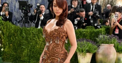 Surpriza uriasa pe covorul rosu la Met Gala 2026. Detaliul ascuns in rochia vedetei
