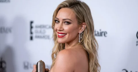 Momentul care ne face pe toate să ne simțim bătrâne. Ce a pățit Hilary Duff la TV