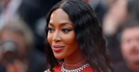 Naomi Campbell la 56 de ani. Supermodelul dictează tendințele estivale.