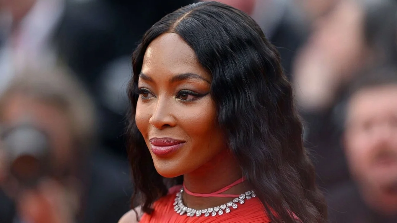 Naomi Campbell la 56 de ani. Supermodelul dictează tendințele estivale.