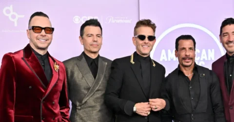 Reuniune New Kids on the Block la American Music Awards. Trupa a cântat „You Got It (The Right Stuff)”.