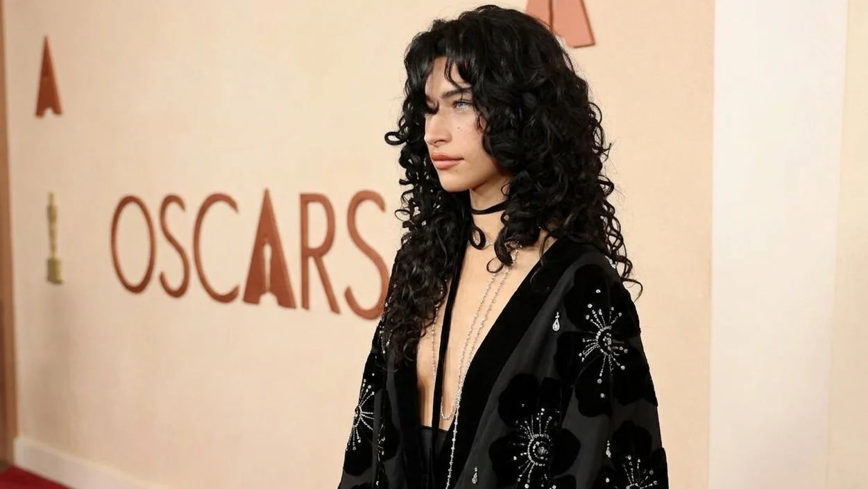 Odessa Azion debuteaza la Met Gala 2026 in Valentino. Fanii critica tinuta cu aplicatii florale