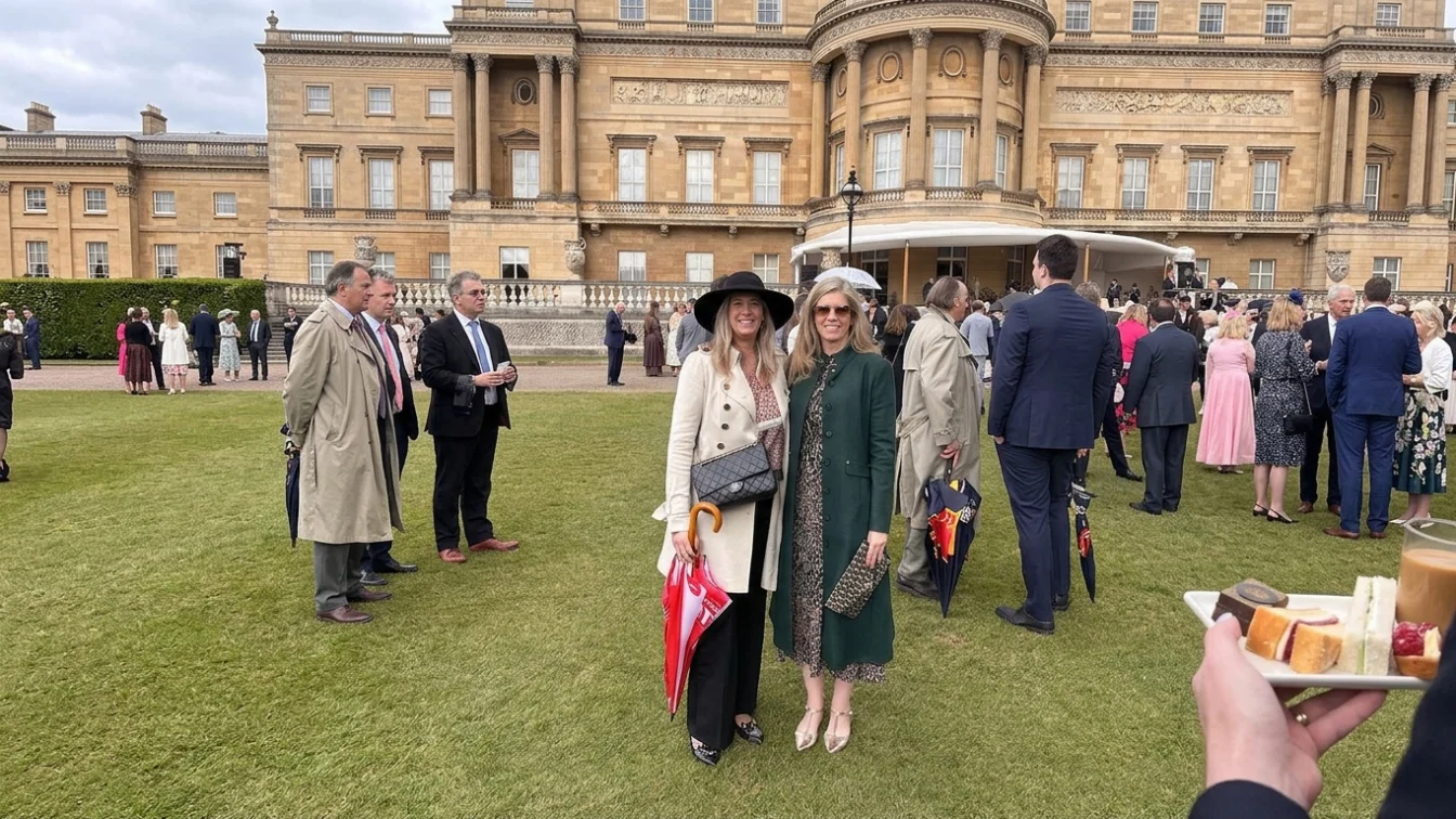 Ce se întâmplă cu adevărat la Buckingham. Detaliul care a surprins invitații la petrecerea Regelui