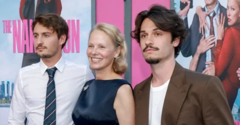 Pamela Anderson, surprinsă în campania Jacquemus. Vedeta apare în halat, alături de fiii ei.