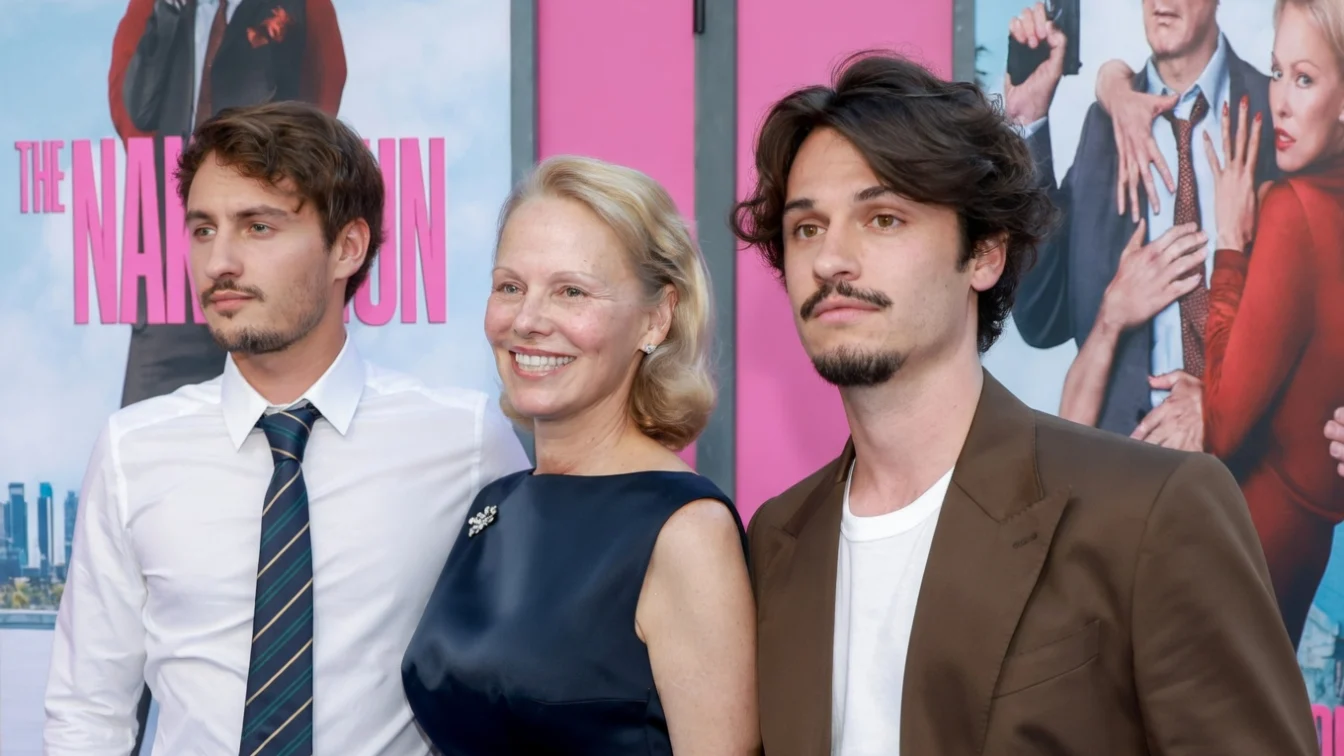 Pamela Anderson, surprinsă în campania Jacquemus. Vedeta apare în halat, alături de fiii ei.