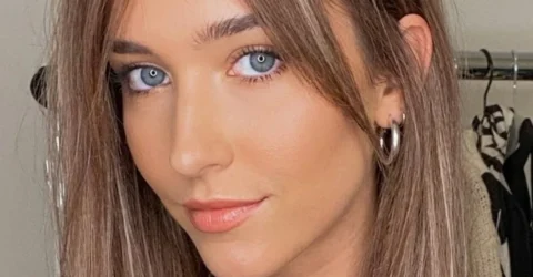 Rochia fără sutien a modelului Rachel Cook, subiect de amplă dezbatere pe internet.