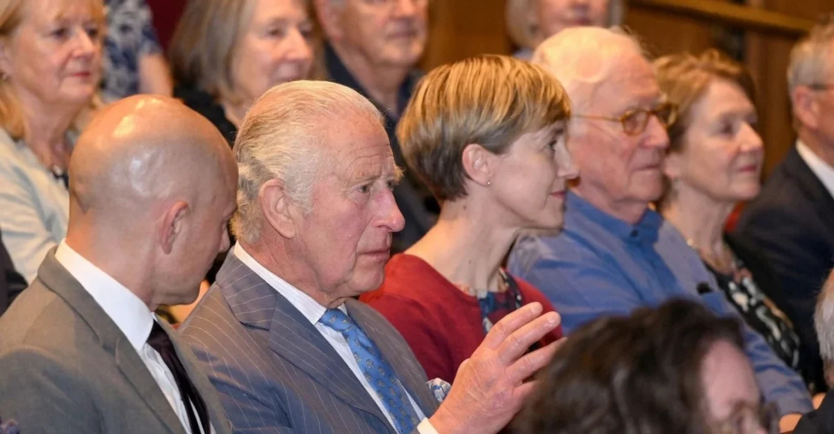 Regele Charles, la teatru în Stratford-upon-Avon, după turneul din Irlanda de Nord.