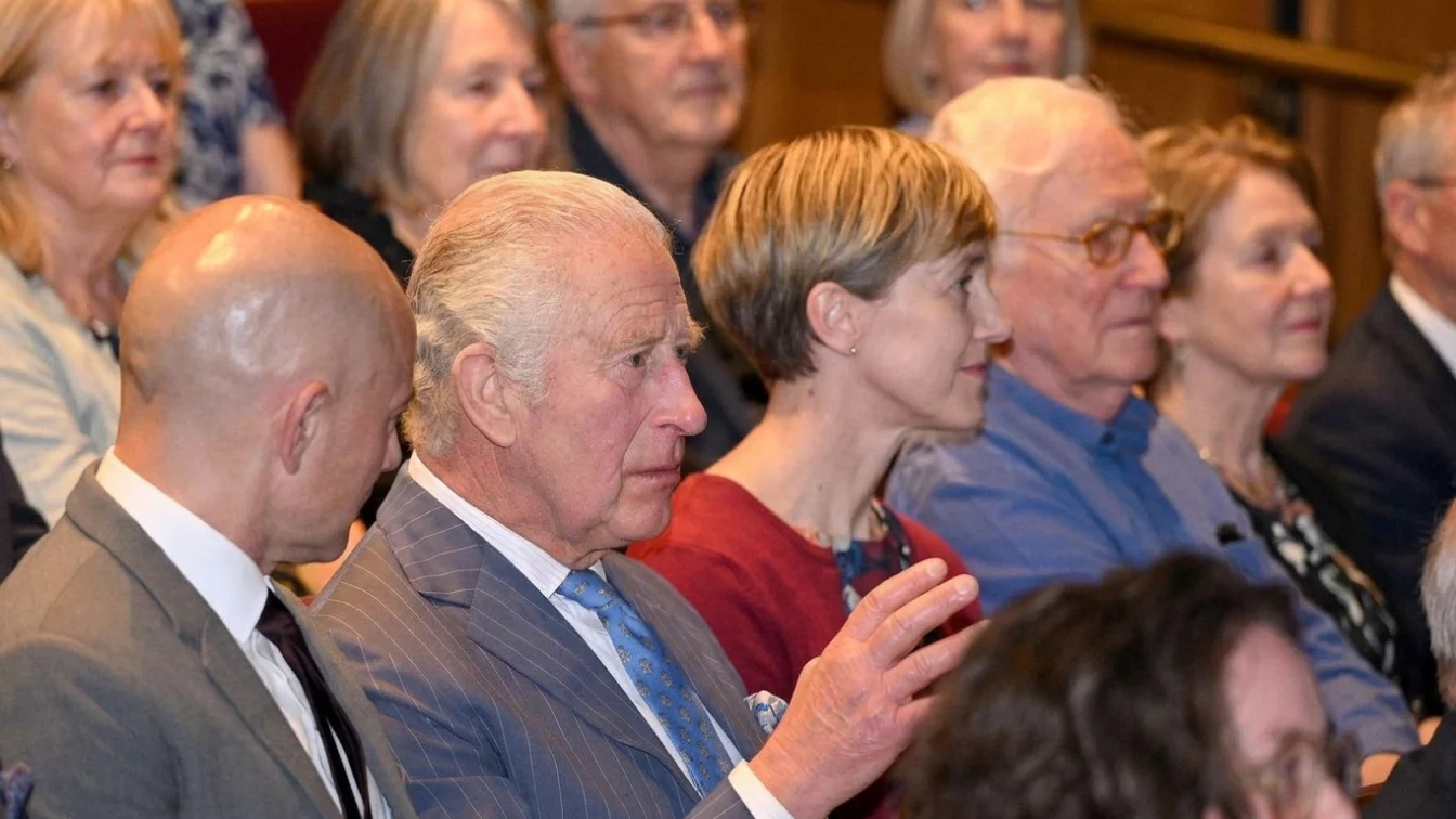 Regele Charles, la teatru în Stratford-upon-Avon, după turneul din Irlanda de Nord.