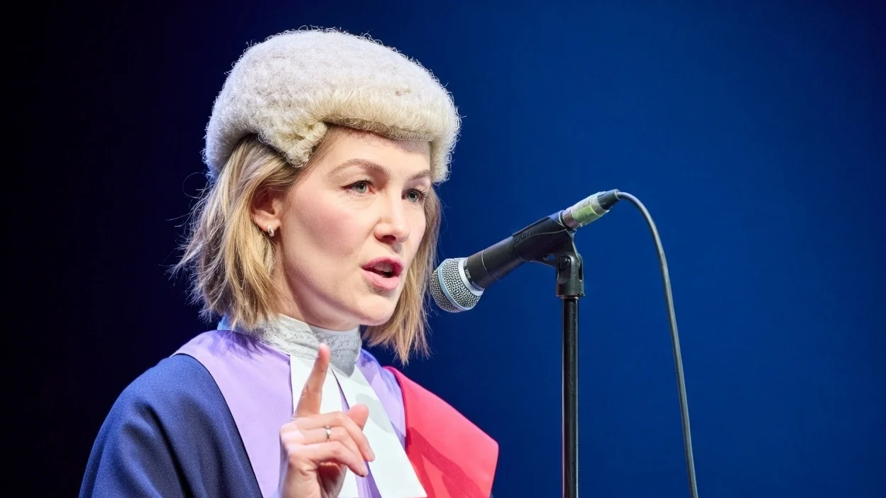 Gestul neasteptat facut de Rosamund Pike pe scena. Spectatorii au reactionat imediat