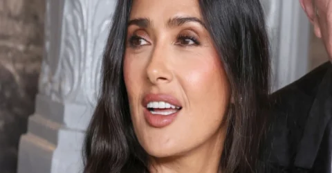 Salma Hayek, criticată online la 59 de ani. Un costum de baie a stârnit dezbateri despre vârstă.