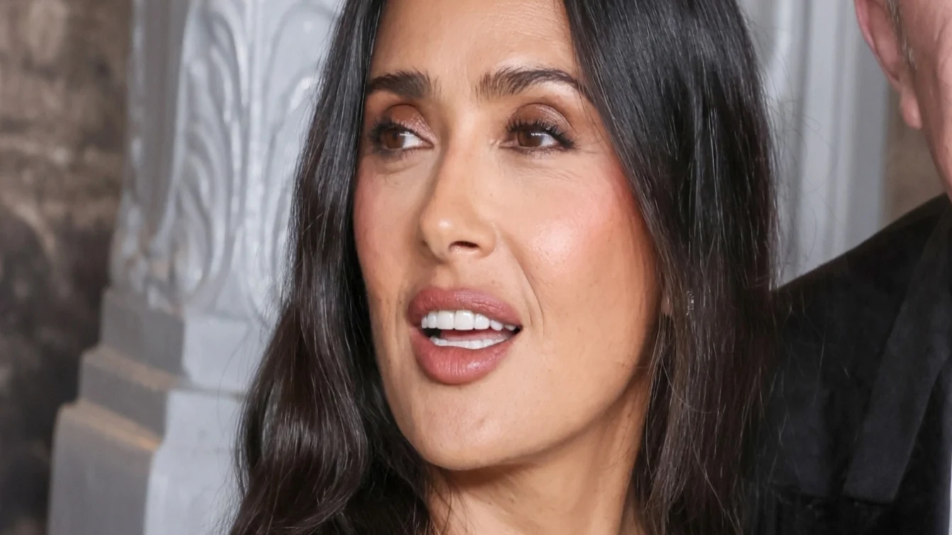 Salma Hayek, criticată online la 59 de ani. Un costum de baie a stârnit dezbateri despre vârstă.