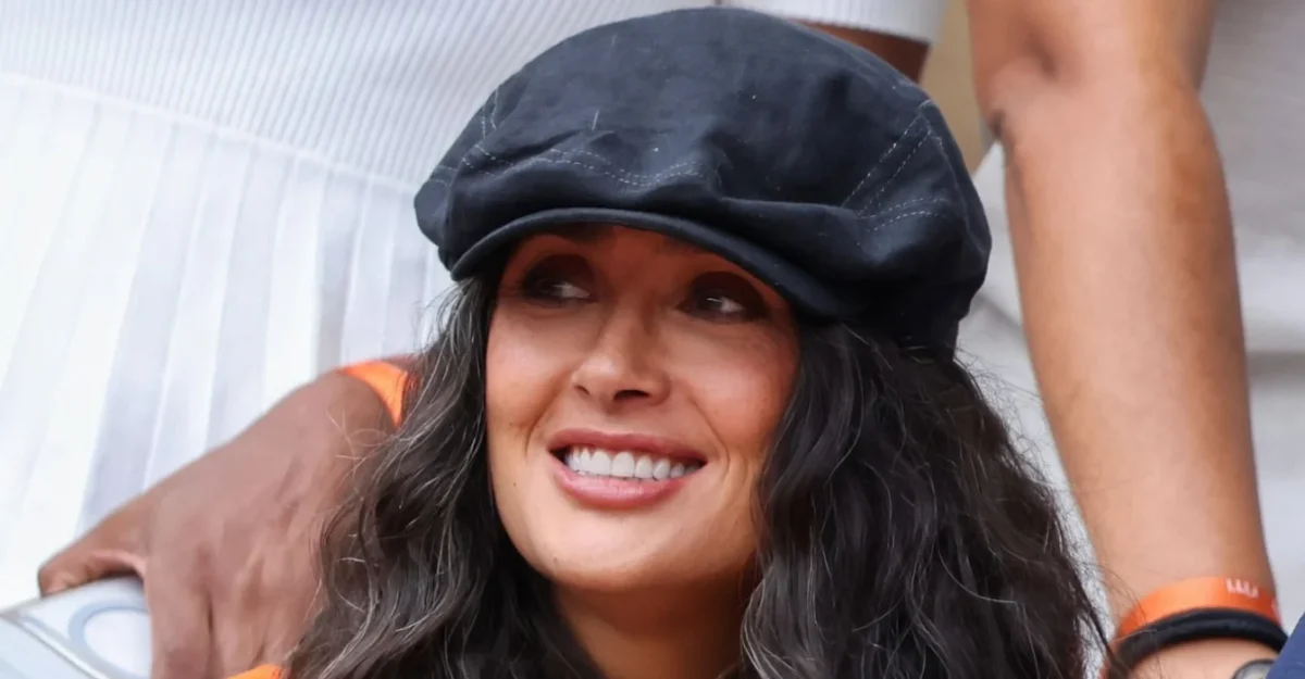 Salma Hayek, apariție la Roland Garros cu fire albe vizibile. Actrița afișează un stil personal autentic.