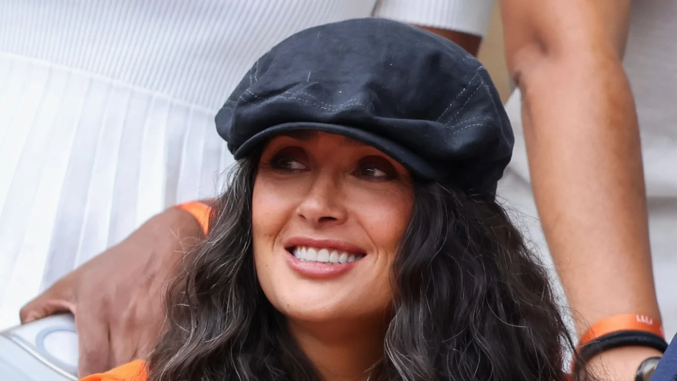 Salma Hayek, apariție la Roland Garros cu fire albe vizibile. Actrița afișează un stil personal autentic.