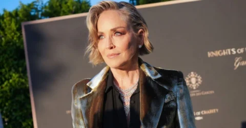 Sharon Stone a impresionat la Cannes. Actrița a optat pentru un costum metalic elegant la 68 de ani.