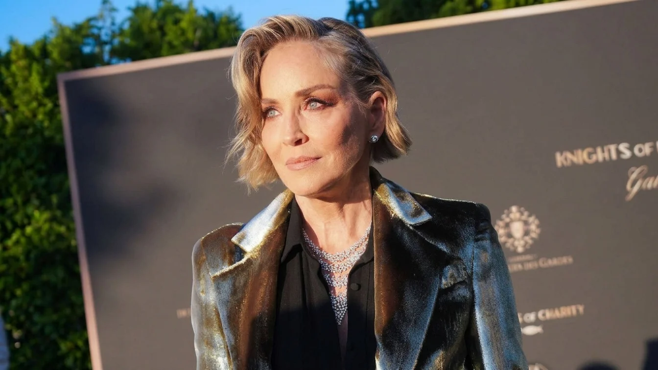Sharon Stone a impresionat la Cannes. Actrița a optat pentru un costum metalic elegant la 68 de ani.