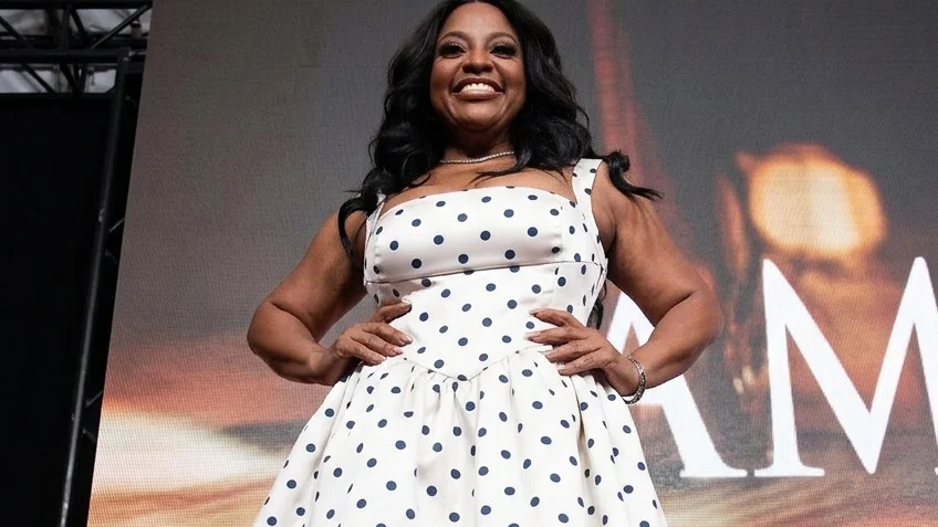 Sherri Shepherd standing