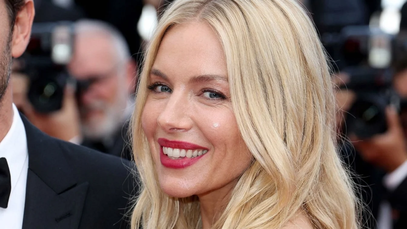 Sienna Miller a nascut al treilea copil la 44 de ani. Actrita a apelat la congelarea ovulelor